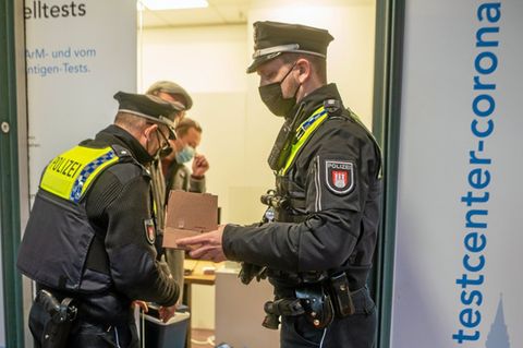 Polizisten durchsuchen das geschlossene Impfzentrums im Hamburger Hauptbahnhof