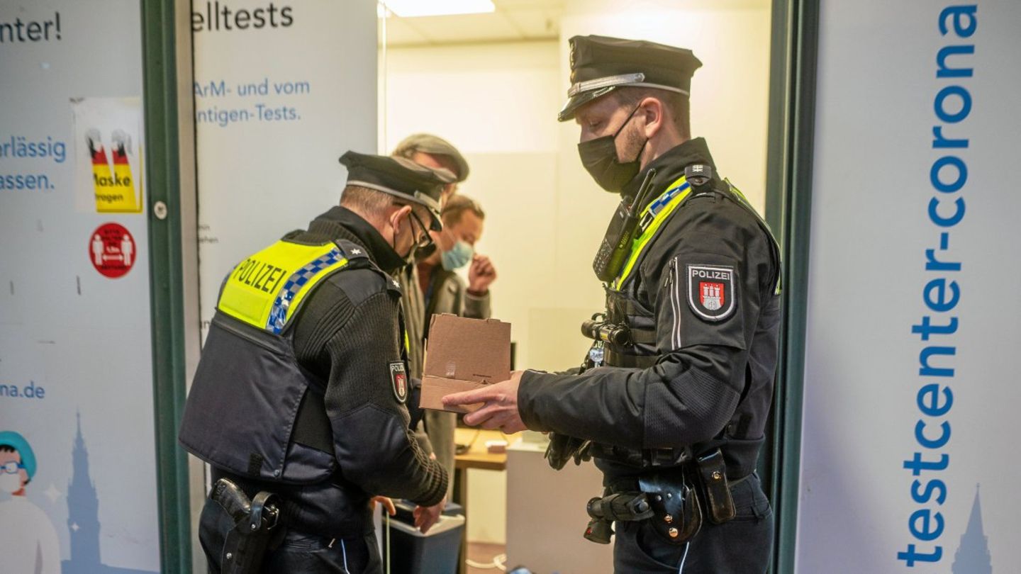 Polizisten durchsuchen das geschlossene Impfzentrums im Hamburger Hauptbahnhof