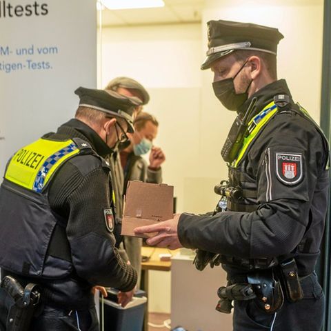 Polizisten durchsuchen das geschlossene Impfzentrums im Hamburger Hauptbahnhof