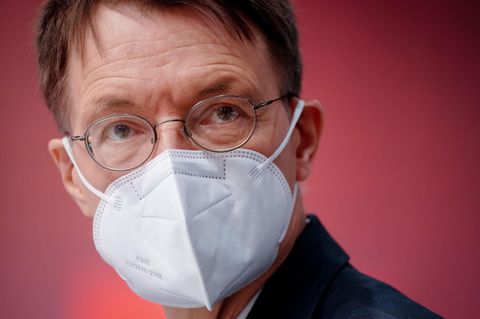 Karl Lauterbach denkt über Lockerungen für Menschen mit Booster-Impfung nach (Symbolbild)