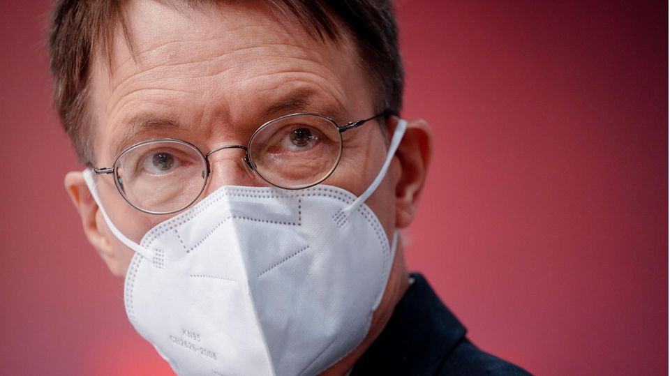 Karl Lauterbach denkt über Lockerungen für Menschen mit Booster-Impfung nach (Symbolbild) Karl Lauterbach denkt über Lockerungen für Menschen mit Booster-Impfung nach (Symbolbild)