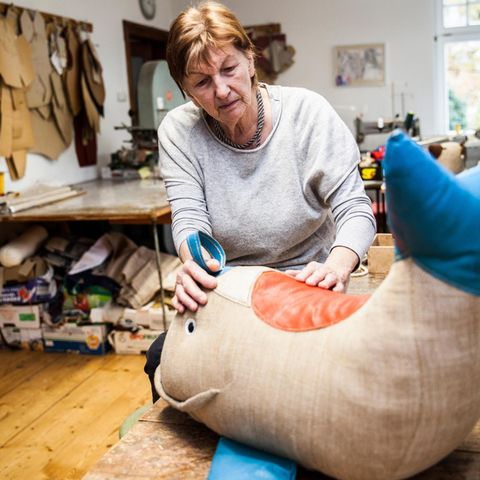 Eine Frau arbeitet an einem Rupfentier