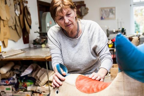 Eine Frau arbeitet an einem Rupfentier