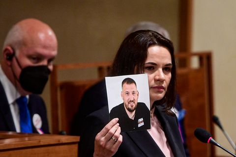 Swetlana Tichanowskaja hält ein Foto ihres inhaftierten Ehemanns Sergej Tichanowski hoch