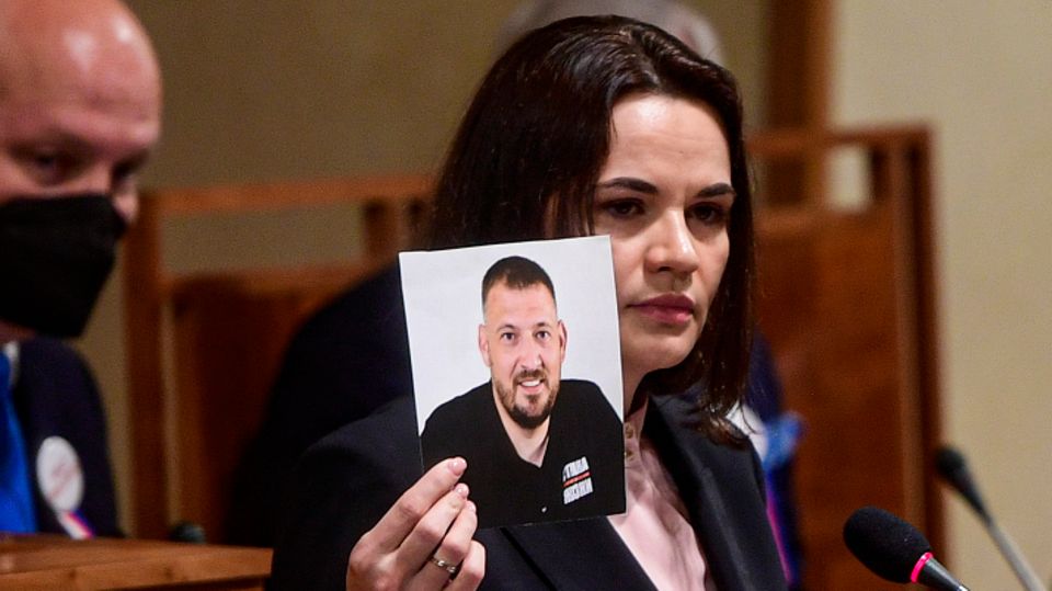 Swetlana Tichanowskaja hält ein Foto ihres inhaftierten Ehemanns Sergej Tichanowski hoch