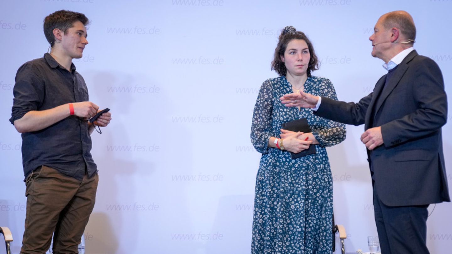 Die Klimaaktivisten Lea Bonasera (M) und Henning Jeschke (l) treffen Olaf Scholz in der Friedrich-Ebert-Stiftung