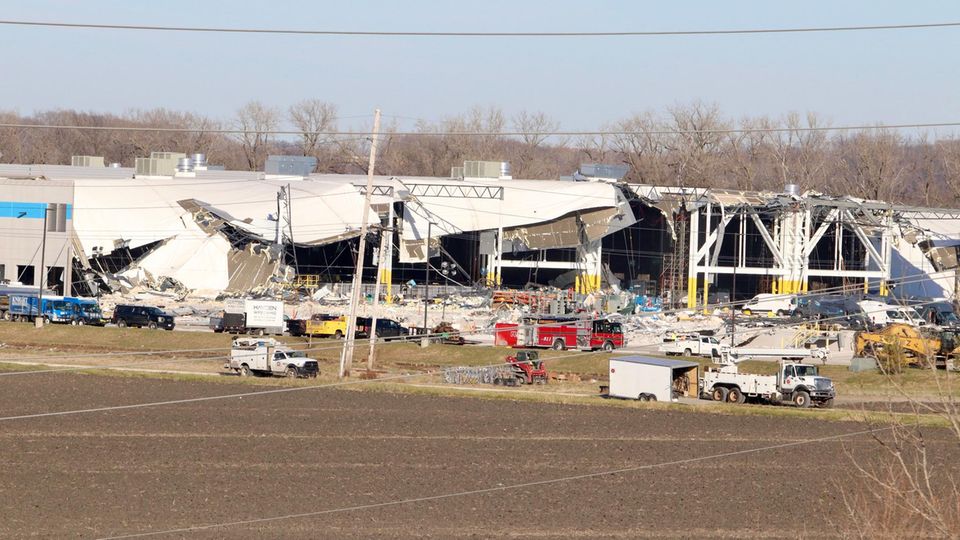 Das Amazon-Lagerhaus in Edwardsville, Illinois, wurde von Tornados zerstört