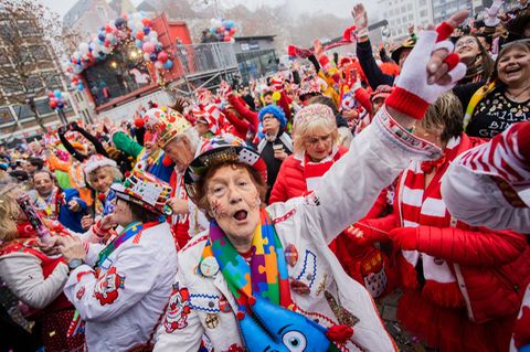 Jecken feiern Karneval in Köln
