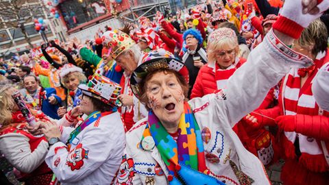 Jecken feiern Karneval in Köln
