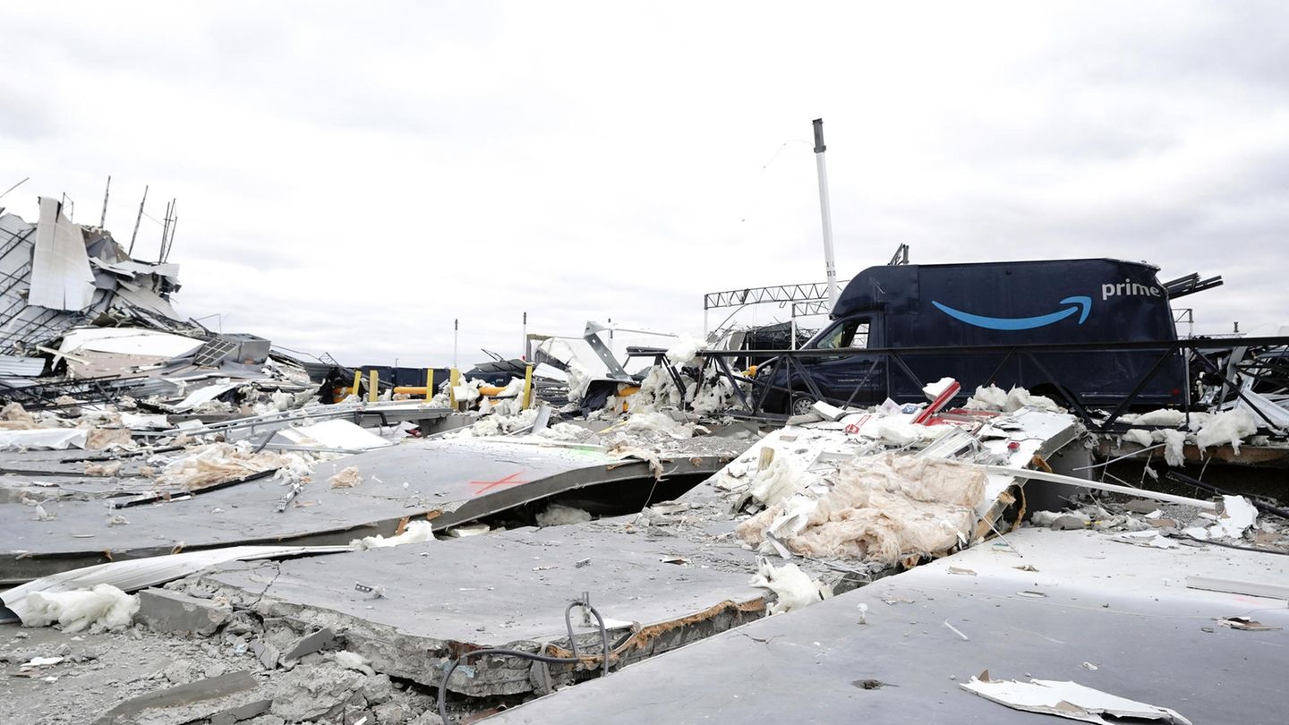 Auch Lieferwagen von Amazon wurden durch die Wucht des Tornados und die einstürzende Lagerhalle eingedrückt.