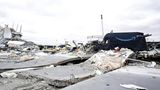 Auch Lieferwagen von Amazon wurden durch die Wucht des Tornados und die einstürzende Lagerhalle eingedrückt.