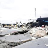 Auch Lieferwagen von Amazon wurden durch die Wucht des Tornados und die einstürzende Lagerhalle eingedrückt.