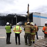 Einsatzkräfte begutachten die Halle.