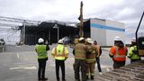 Einsatzkräfte begutachten die Halle.