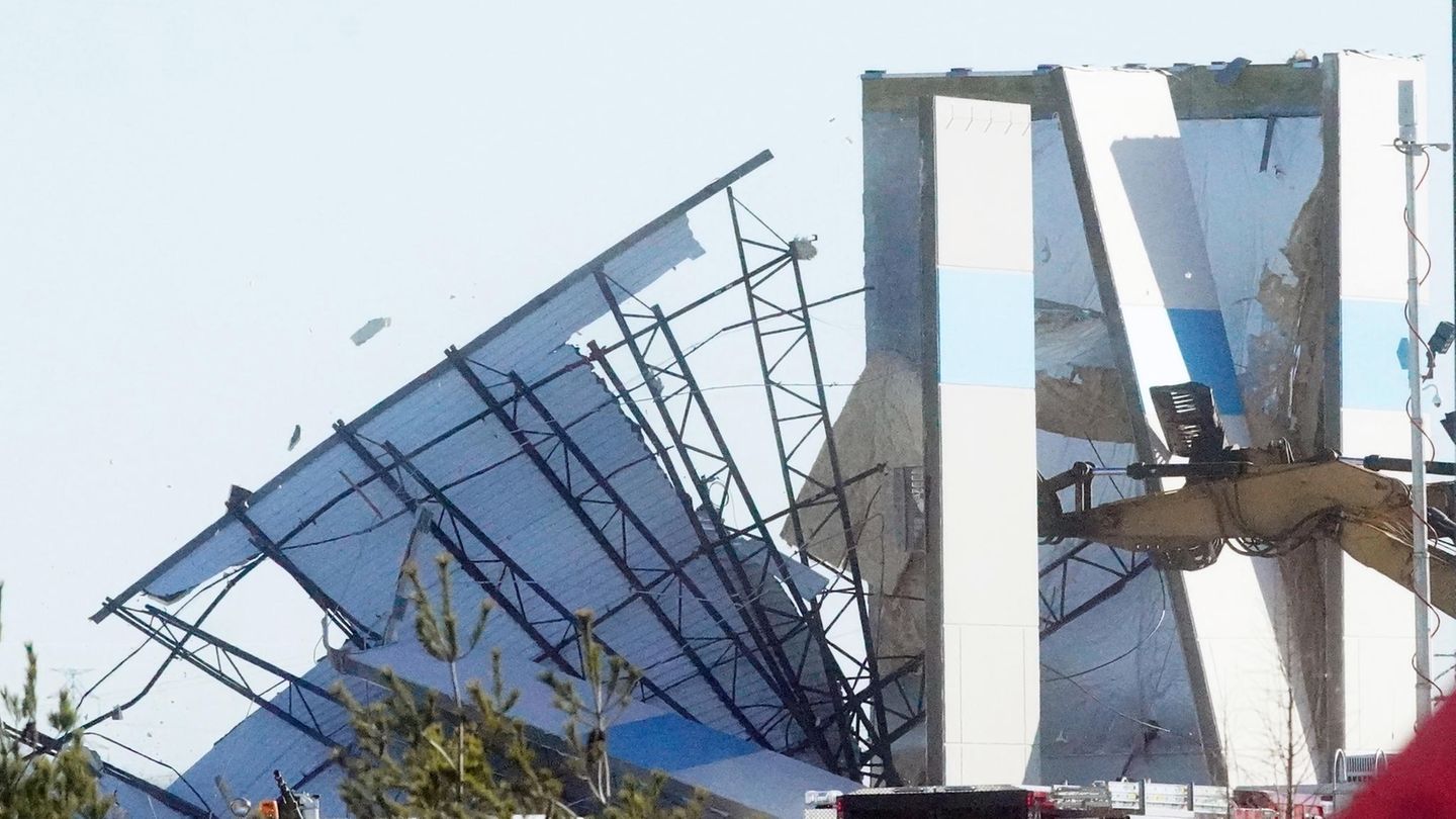 Der Tornado hat das Lagerhaus von Amazon großteils zerstört. Wände sind teilweise komplett eingestürzt.