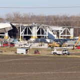 Kräne, Bagger und schweres Gerät ist im Einsatz, um die Reste der Lagerhalle zu sichern.