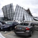 Zerstörte Autos zeigen die Wucht des Tornados.