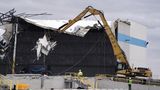 Bagger sind inzwischen damit beschäftigt, die Lagerhalle abzureißen.