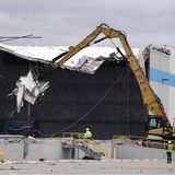 Bagger sind inzwischen damit beschäftigt, die Lagerhalle abzureißen.