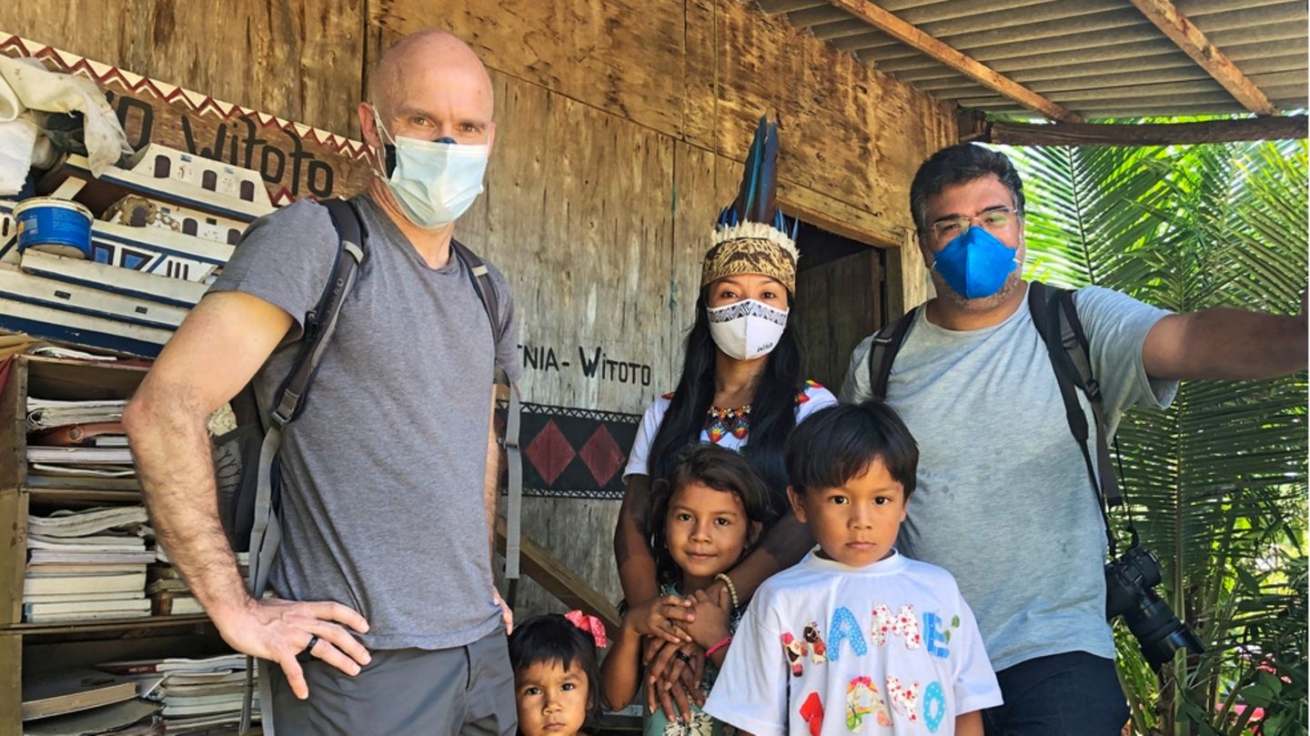 stern-Reporter Jan Christoph Wiechmann bei einer Familie der Witoto in Brasilien. An die Corona Nothilfe Amazonas gingen 20.000 Euro Spendengelder