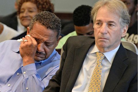 Darryl Howard mit Barry Scheck, einem seiner Anwälte, im Jahr 2016, als ein Richter seine Haftstrafe rückgängig machte