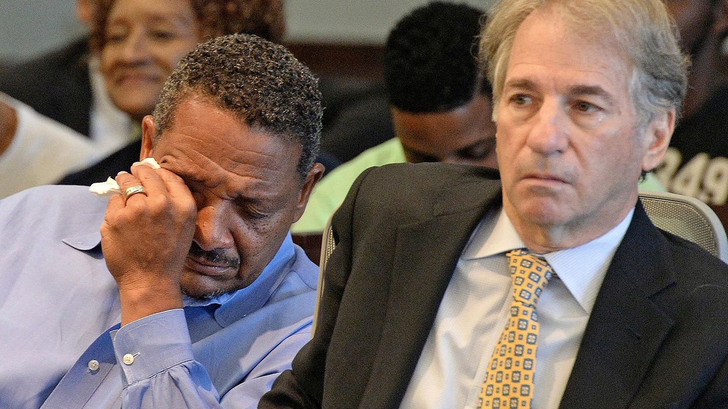 Darryl Howard mit Barry Scheck, einem seiner Anwälte, im Jahr 2016, als ein Richter seine Haftstrafe rückgängig machte