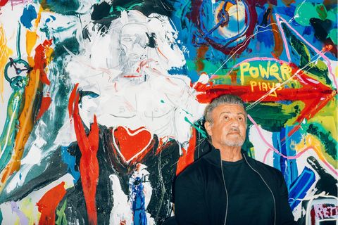 Stallone in Hagen vor seinem bunten und abstrakten Gemälde "Lucy In The Sky With Diamonds"