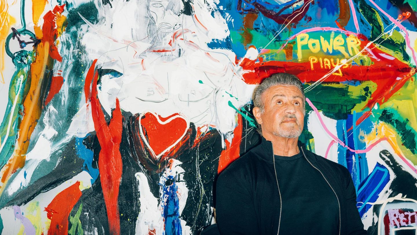 Sylvester Stallone (FINAL) >> Sylvester Stallone Er ffnung seiner Ausstellung im Osthaus Museum in Hagen Stallone in Hagen vor seinem bunten und abstrakten Gemälde "Lucy In The Sky With Diamonds"