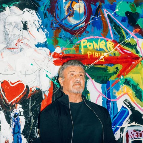 Stallone in Hagen vor seinem bunten und abstrakten Gemälde "Lucy In The Sky With Diamonds"