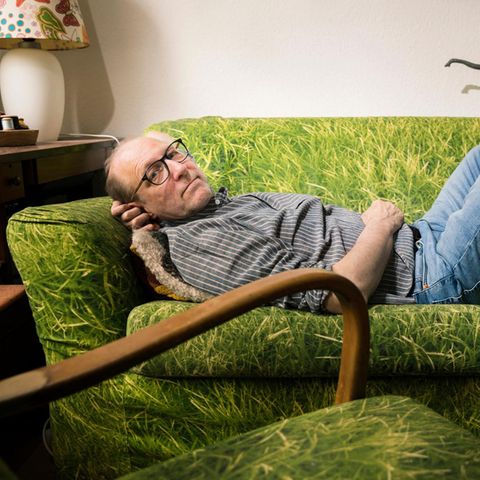 Thomas Gsella auf dem heimischen Sofa