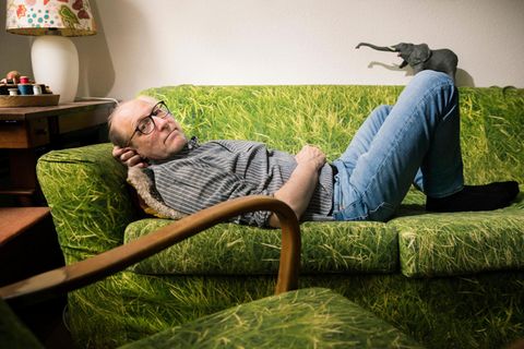 Thomas Gsella auf dem heimischen Sofa