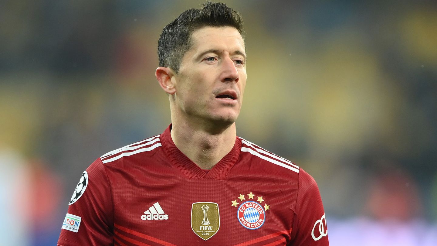 Fc Bayern Robert Lewandowski Honored As Golden Player Move To Italy Is Possible 24 Hours World
