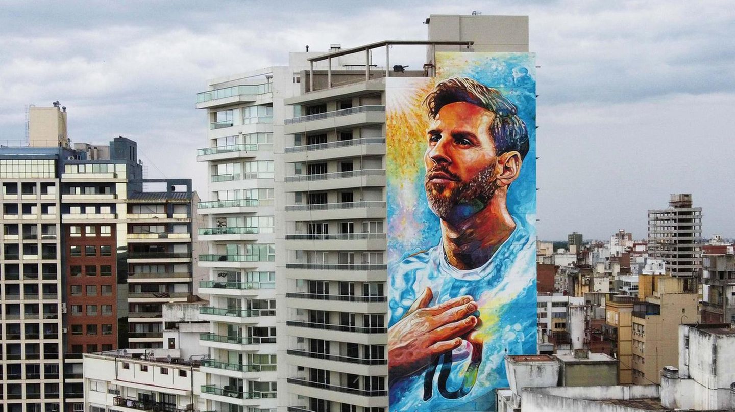 Lionel Messi is honored with a 69-meter portrait on the house facade (video)