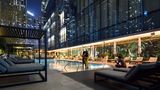 ME Dubai Pool abends