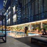 ME Dubai Pool abends