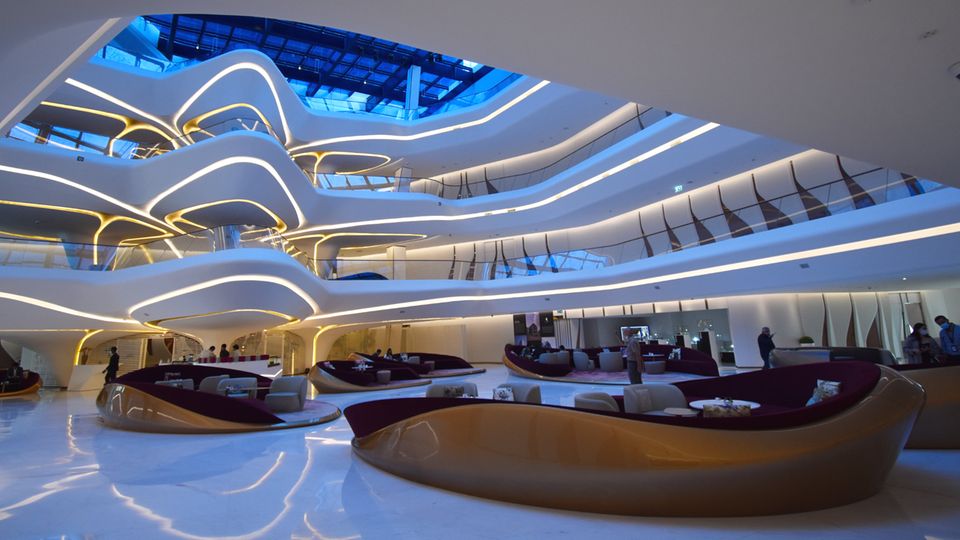 Die Lobby des Fübnf-Sterne-Hotels Me Dubai