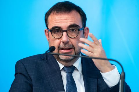 Klaus Holetschek (CSU), Gesundheitsminister von Bayern, hat verkündet, was er und seine Amtskolleginnen und -kollegen in Bund und Ländern sich überlegt haben (Archivbild)