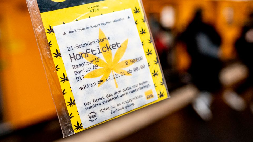 BVG Hanfticket In einem durchsichtigen Tütchen ist ein "Hanfticket" der BVG vor einer Berliner U-Bahn zu sehen