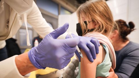 in neunjähriges Mädchen bekommt in Schenefeld bei Hamburg den Corona-Impfstoff von Biontech/Pfizer gespritzt