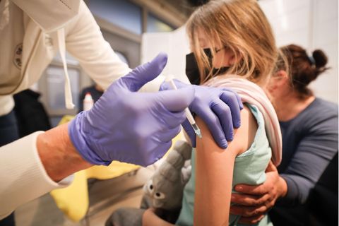 in neunjähriges Mädchen bekommt in Schenefeld bei Hamburg den Corona-Impfstoff von Biontech/Pfizer gespritzt