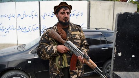Ein Taliban-Kämpfer steht im Zentrum von Jalalabad Wache
