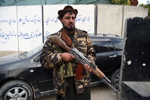 Ein Taliban-Kämpfer steht im Zentrum von Jalalabad Wache