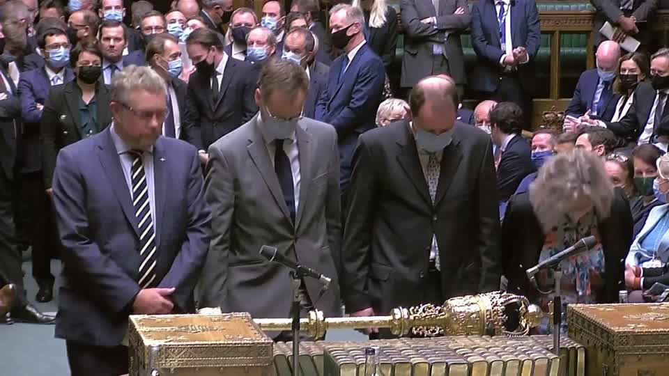 Video: Britische Abgeordnete stimmen für schärfere Maßnahmen in England Video: Britische Abgeordnete stimmen für schärfere Maßnahmen in England