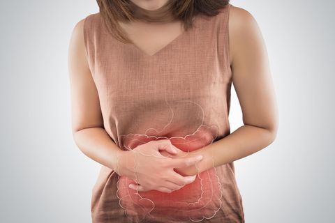 Eine Frau hält sich den Bauch