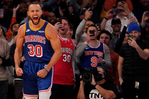 Stephen Curry jubelt nach dem 2974 Drei-Punkte-Wurf seiner Karriere.