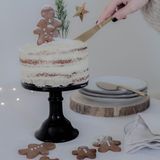 Lebkuchen-Naked-Torte      Zutaten: (für 1 Torte) Für die Böden: 200 g weiche Butter + mehr für die Form, 150 g Zucker, 3 EL Vanillezucker, 4 zimmerwarme Eier (Größe L), 1 Prise Salz, 250 g Mehl, 2 TL Backpulver, 100 g gemahlene Mandelkerne, 3 TL Lebkuchengewürz, 150 ml Milch  Für die Creme: 100 g weiße Schokolade, 1 Msp. Zimtpulver, 300 g süße Sahne, 2 EL Zucker, 1 Päckchen Sahnesteif, 175 g Mascarpone  Für die Dekoration: Lebkuchenmännchen, frische Rosmarinzweige, Puderzucker, goldene Sternentopper  Außerdem: 2 Springformen (15–18 cm Durchmesser)      Zubereitung:   Den Backofen auf 180 °C Umluft vorheizen. Beide Springformen mit Backpapier auslegen und an den Seitenrändern buttern (wenn man nur eine Springform hat, kann man die Böden nacheinander backen.)  Für die Böden die Butter mit dem Zucker, Vanillezucker und Salz schaumig rühren. Nach und nach die Eier zugeben und kurz aufschlagen. Mehl mit Backpulver, Mandeln und Lebkuchengewürz mischen und zur Ei-Butter-Zucker-Masse hinzufügen. Zuletzt alles mit der Milch glatt rühren.  Den Teig gleichmäßig beide Springformen verteilen und im vorgeheizten Ofen auf der mittleren Schiene etwa 30 Minuten backen. Mit einem Holzstäbchen in der Mitte der Böden testen, ob diese gut durchgebacken sind. Wenn kein Teig mehr an dem Stäbchen hängen bleibt, sind die Böden fertig. Dann aus dem Backofen nehmen und in der Form auf einem Kuchengitter 10 Minuten ruhen lassen. Danach mit einem scharfen Messer am Rand entlang schneiden, die Springformen öffnen und die Böden auf ein Gitter stürzen. Vollständig abkühlen lassen.  Für die Creme die weiße Schokolade grob hacken und langsam über einem Wasserbad schmelzen. Da Schokolade bereits bei 60 °C schmilzt, darf das Wasser nicht zu heiß werden, weil die Schokolade sonst gerinnen kann. Die flüssige Schokolade mit dem Zimt würzen und abkühlen lassen. Die Sahne mit dem Zucker und dem Sahnesteif steif schlagen. Die Schokolade mit dem Mascarpone glatt rühren. Zuletzt die Sahnemasse vorsichtig unterheben.