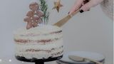 Lebkuchen-Naked-Torte      Zutaten: (für 1 Torte) Für die Böden: 200 g weiche Butter + mehr für die Form, 150 g Zucker, 3 EL Vanillezucker, 4 zimmerwarme Eier (Größe L), 1 Prise Salz, 250 g Mehl, 2 TL Backpulver, 100 g gemahlene Mandelkerne, 3 TL Lebkuchengewürz, 150 ml Milch  Für die Creme: 100 g weiße Schokolade, 1 Msp. Zimtpulver, 300 g süße Sahne, 2 EL Zucker, 1 Päckchen Sahnesteif, 175 g Mascarpone  Für die Dekoration: Lebkuchenmännchen, frische Rosmarinzweige, Puderzucker, goldene Sternentopper  Außerdem: 2 Springformen (15–18 cm Durchmesser)      Zubereitung:   Den Backofen auf 180 °C Umluft vorheizen. Beide Springformen mit Backpapier auslegen und an den Seitenrändern buttern (wenn man nur eine Springform hat, kann man die Böden nacheinander backen.)  Für die Böden die Butter mit dem Zucker, Vanillezucker und Salz schaumig rühren. Nach und nach die Eier zugeben und kurz aufschlagen. Mehl mit Backpulver, Mandeln und Lebkuchengewürz mischen und zur Ei-Butter-Zucker-Masse hinzufügen. Zuletzt alles mit der Milch glatt rühren.  Den Teig gleichmäßig beide Springformen verteilen und im vorgeheizten Ofen auf der mittleren Schiene etwa 30 Minuten backen. Mit einem Holzstäbchen in der Mitte der Böden testen, ob diese gut durchgebacken sind. Wenn kein Teig mehr an dem Stäbchen hängen bleibt, sind die Böden fertig. Dann aus dem Backofen nehmen und in der Form auf einem Kuchengitter 10 Minuten ruhen lassen. Danach mit einem scharfen Messer am Rand entlang schneiden, die Springformen öffnen und die Böden auf ein Gitter stürzen. Vollständig abkühlen lassen.  Für die Creme die weiße Schokolade grob hacken und langsam über einem Wasserbad schmelzen. Da Schokolade bereits bei 60 °C schmilzt, darf das Wasser nicht zu heiß werden, weil die Schokolade sonst gerinnen kann. Die flüssige Schokolade mit dem Zimt würzen und abkühlen lassen. Die Sahne mit dem Zucker und dem Sahnesteif steif schlagen. Die Schokolade mit dem Mascarpone glatt rühren. Zuletzt die Sahnemasse vorsichtig unterheben.