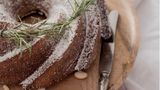 Dänische Vaniljekranse      Zutaten: 250 g weiche Butter, 200 g Zucker, 1 Prise Salz, 4 EL Vanillezucker (oder 2 Päckchen Bourbon- Vanillezucker), 75 g gemahlene Mandelkerne, 500 g Mehl, 1 Ei  Außerdem: Hagelzucker, Spritzbeutel mit Sterntülle (oder Gebäckpresse), Muffinförmchen      Zubereitung: Den Backofen auf 180 °C Umluft vorheizen. Vier Backbleche mit Backpapier auslegen. Die Butter mit dem Zucker cremig rühren. Das Salz und den Vanillezucker hinzufügen. Die Mandeln und das Mehl mischen und in zwei Teilen zugeben. Zuletzt das Ei mit der Masse verrühren, bis ein gleichmäßiger Teig entsteht. Den Teig in einen Spritzbeutel mit Sterntülle (oder Gebäckpresse) füllen und Kränze auf die Backbleche spritzen. Etwas Hagelzucker auf die Kränze streuen und das Gebäck im vorgeheizten Ofen 7–10 Minuten backen. Anschließend abkühlen lassen. Die Vaniljekranse in Muffinförmchen geben und in einer Keksdose aufbewahren.