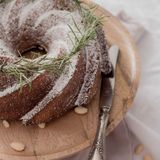 Dänische Vaniljekranse      Zutaten: 250 g weiche Butter, 200 g Zucker, 1 Prise Salz, 4 EL Vanillezucker (oder 2 Päckchen Bourbon- Vanillezucker), 75 g gemahlene Mandelkerne, 500 g Mehl, 1 Ei  Außerdem: Hagelzucker, Spritzbeutel mit Sterntülle (oder Gebäckpresse), Muffinförmchen      Zubereitung: Den Backofen auf 180 °C Umluft vorheizen. Vier Backbleche mit Backpapier auslegen. Die Butter mit dem Zucker cremig rühren. Das Salz und den Vanillezucker hinzufügen. Die Mandeln und das Mehl mischen und in zwei Teilen zugeben. Zuletzt das Ei mit der Masse verrühren, bis ein gleichmäßiger Teig entsteht. Den Teig in einen Spritzbeutel mit Sterntülle (oder Gebäckpresse) füllen und Kränze auf die Backbleche spritzen. Etwas Hagelzucker auf die Kränze streuen und das Gebäck im vorgeheizten Ofen 7–10 Minuten backen. Anschließend abkühlen lassen. Die Vaniljekranse in Muffinförmchen geben und in einer Keksdose aufbewahren.