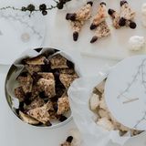 Nussecken      Zutaten:   Für den Teig: 120 g Butter + mehr für das Blech 130 g Zucker 1 Päckchen Vanillezucker 2 Eier 300 g Mehl 1 TL Backpulver Für den Belag 8 EL Aprikosenkonfitüre 180 g Zucker 180 g Butter 2 Päckchen Vanillezucker 250 g gehackte Haselnusskerne   Für die Dekoration: dunkle Kuvertüre      Zubereitung: Den Backofen auf 160 °C Umluft vorheizen und ein Backblech mit Butter einfetten. Für den Teig Zucker, Vanillezucker und Butter zu einer cremigen Masse verrühren. Die Eier nacheinander kurz unterrühren. Das Mehl und das Backpulver mischen und in zwei Teilen unter die Ei-Zucker- Butter-Masse kneten. Den Teig auf dem Backblech gleichmäßig ausrollen. Für den Belag die Aprikosenkonfitüre auf dem Teigboden verstreichen. Den Zucker mit der Butter, dem Vanillezucker und 2 EL Wasser aufkochen. Dann die Haselnüsse zugeben. Die Masse kurz abkühlen lassen und danach auf der Konfitüre verteilen. Den Teig im vorgeheizten Ofen etwa 20 Minuten backen. Anschließend den noch warmen Teig erst in Vierecke und dann in Dreiecke schneiden. Die Nussecken auf einem Kuchengitter abkühlen lassen. Für die Dekoration die Kuvertüre über einem Wasserbad schmelzen. Die Keksecken in die Kuvertüre tauchen und die Kekse auf einem Kuchengitter fest werden lassen.